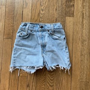 Levi’s cutoffs size 23